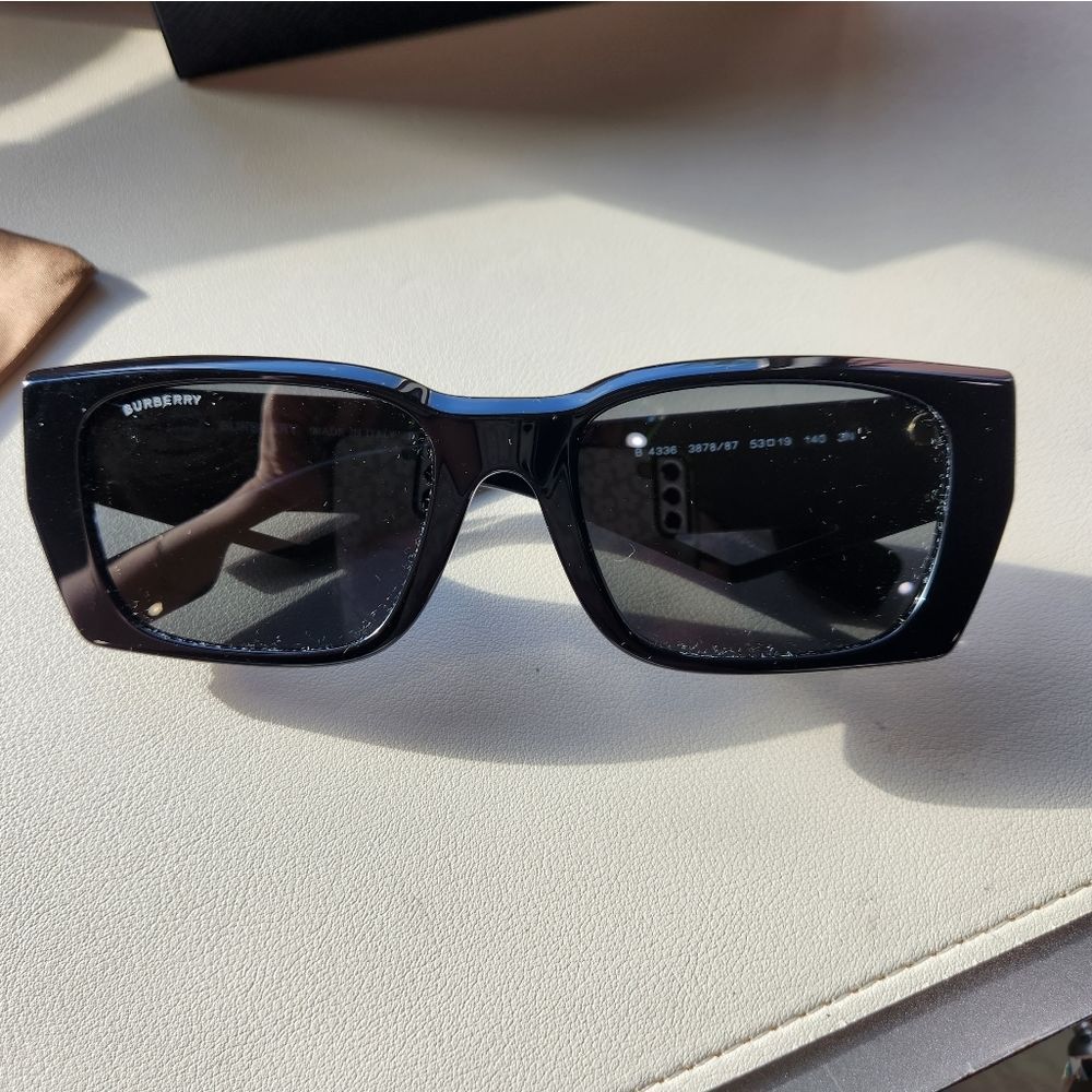 BURBERRY Motif Black Rectangle Sunglasses - Picture 3 of 9